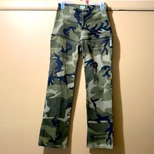 Camouflage shorts & pants. 2 in 1, how fun !